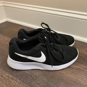 Nike Tanjun sneakers size 9.5